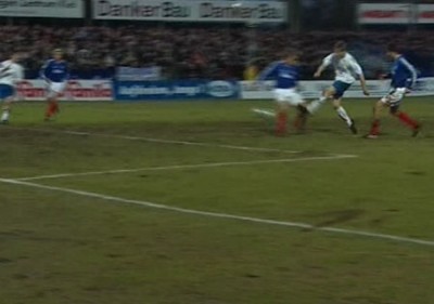 Nach Kiels Anfangsdruckphase bestimmt der FCC das Spiel, hier scheitert Sykora knapp.
