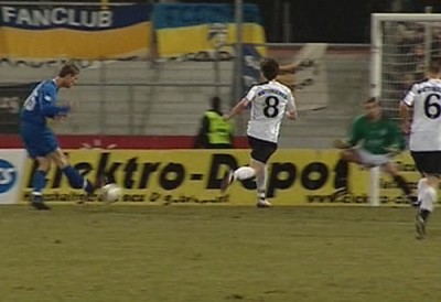 ... der frei vor dem Wattenscheider Tor auftaucht und zum 3:0 Endstand vollendet.
Schlüsselwörter: Sykora