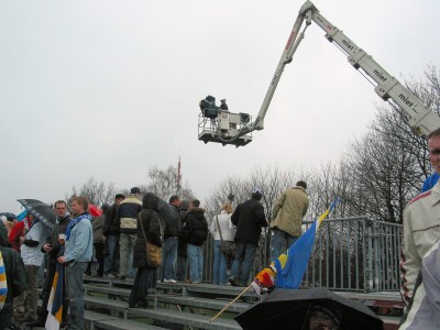 Das Fernsehn schwebte per Kran ein.
