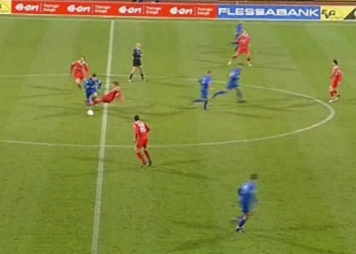 Hebenstreit holt sich nach gespielten 2 Sekunden eine Gelbe Karte ab, über Rot hätte er sich auch nicht beschweren können.
Schlüsselwörter: Ziegner