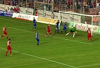Jena bekommt den Ball nicht aus dem Strafraum - 2:0 für Offenbach.
