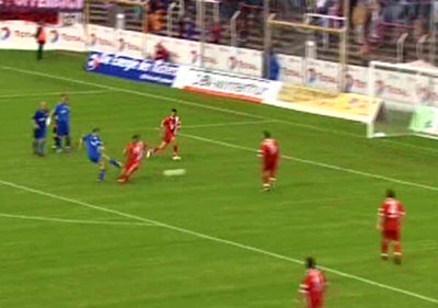 Der eingewechselte Helbig nutzt einen Patzer des Offenbacher Torhüters zum 2:1 Anschlusstreffer.
