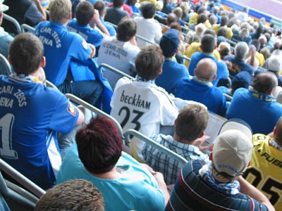 Über die Tribüne schwabberten Düfte, als hätte sich dort Beckham entleert.
