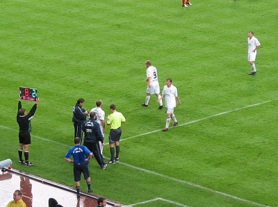 Für Ralf Schmidt kommt mit Fiete Sykora ein weiterer Stürmer ins Spiel.
