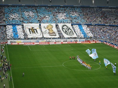 Nette Choreo der Löwen-Fans.
