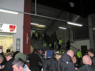 Sehr angenehme Atmosphäre rund um das Stadion, keine Fantrennung.
