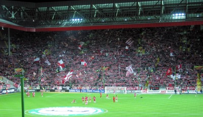 Die Westtribüne.
