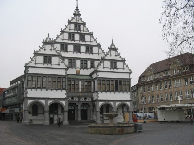 ...und durchaus Ansehnlichem wie dem Rathaus
