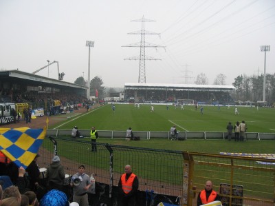 Ziemlich seltsam zusammengeschusterter Ground dank Baustopp der neuen Arena
