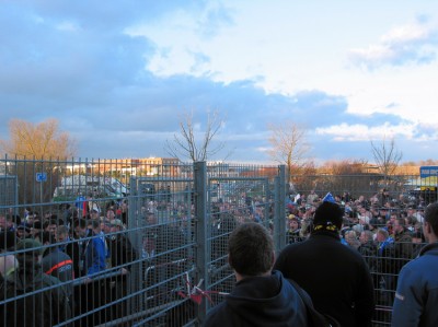 Etwa 2000 FCC-Fans drängten sich durch den schmalen Gästeeingang des Sportparks ...
