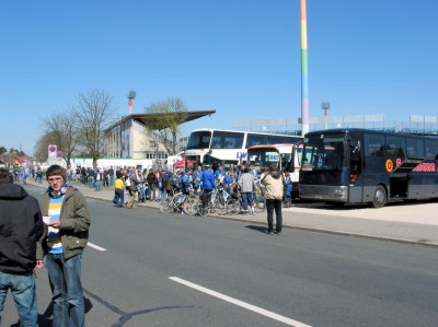 2 Stunden vor Anpfiff waren die ersten Busse eingetroffen ...
