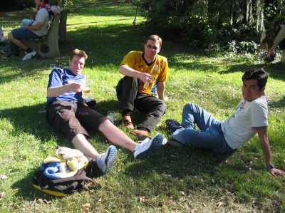 Im Freiburger Biergarten: Geschafft, total fertig, endlos glücklich und stolz auf ein geiles Team. Auswärtssieg! Prost!
