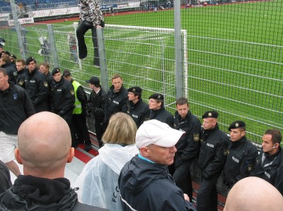 Die "Krönung" war der Auftritt dieser grundlos mit Pfefferspray um sich sprühenden Truppe.

