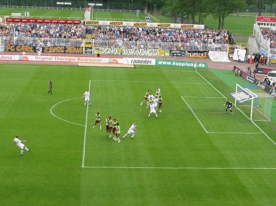 Noch eine Freistoßchance für Voigt, aber der Ball landet in der Mauer.
