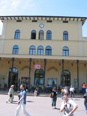 Mit dem Zug ging es in netter Runde von München nach Augsburg, wo uns Kenner der Stadt gleich das einzige noch genutzte historische Bahnhofsgäude einer deutschen Großstadt zeigten. Das war dann aber auch genug Kultur für diesen Tag ...

