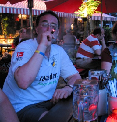 Dort wo Unterhaching schon mehrmals den Klassenerhalt feierte und vor ein paar Jahren auch mit den Bayern deren Meisterschaft, ließ sich ein Rudel Münchner FCC-Fans diesmal nieder und genoss den Augenblick!
