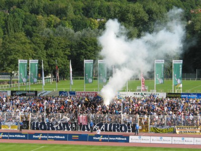 Der inzwischen obligatorische Rauch im Fanblock.
