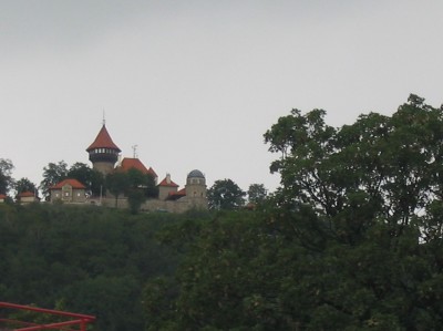 Die Burg Hnevin, die einzig halbwegs historischen Gemäuer in Most, dessen Altstadt komplett der Braunkohle weichen musste. Nur eine Kirche konnte gerettet werden, indem man sie auf Schienen ein paar hundert Meter verschob.
