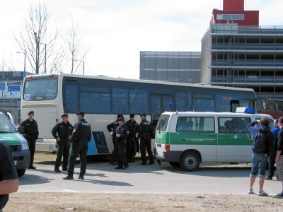 Am Stadion "grüßen" die üblichen überdrehten "Gesetzeshüter".
