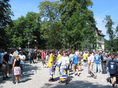 2,5 Stunden vor Spielbeginn herrschte schon reger Andrang.
