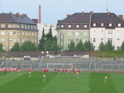 ...  brachte dann aber als freundlicher Gast die Gastgeber zur Pause mit 2:0 in Führung.
