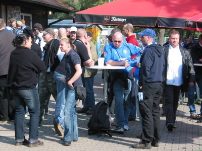 Skeptische Blicke vor dem Spiel am Fanhaus
