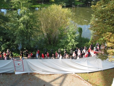 Vor neugierigen Blick abgeschirmte Gäste
