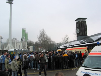 Der freie Verkauf für das Pokalspiel gegen Schalke sorgte für überdurchschnittlichen Andrang im Ernst-Abbe-Sportfeld
