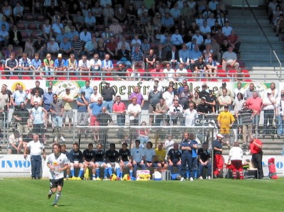 Anspannung auf der FCC-Bank - mit 0:2 ging es in die Halbzeitpause
