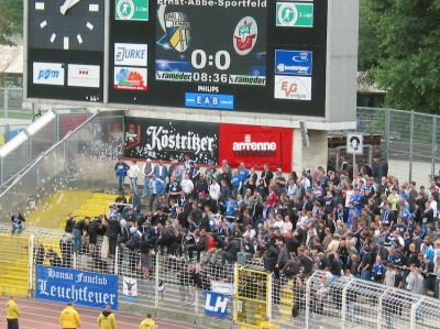 Und die Gästefans machten es sich auf dem ungemütlichen Zaun gemütlich
