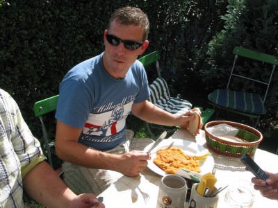 Riesenschnitzel kein Problem für Männer aus der Weltstadt
