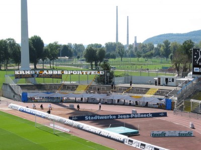 Aufbauarbeiten in der Südkurve
