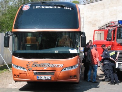 Die Gäste waren mit einem Bus in recht seltsamen Farben eingetroffen.
