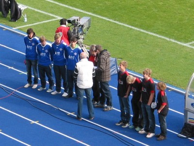 Trikotverschenkungsorgie in der Halbzeitpause
