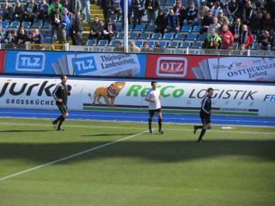 Trio Ahnungslos bei der Spielvorbereitung
