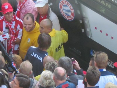 Der FCC-Co-Trainer testet auch mal das Bad in der Menge
