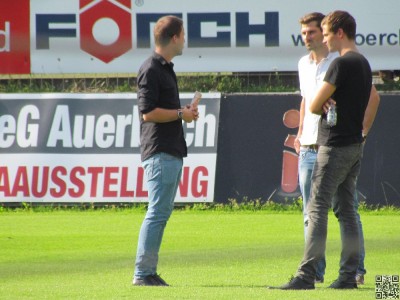 Das Trio schon vor dem Spiel am späteren Tatort
