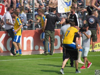 Man of the Match wird zur Ehrenrunde getragen
