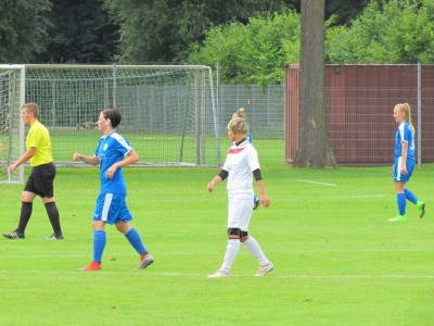 Die neue FCC-Damenmannschaft im ersten Heimtestspiel
