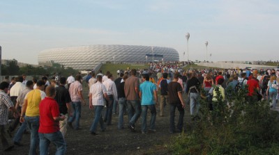 In Jena macht man immer einen riesigen Rummel um getrennte Zugänge für Heim- und Gästefans, hier strömten alle gemeinsam ins Stadion.
