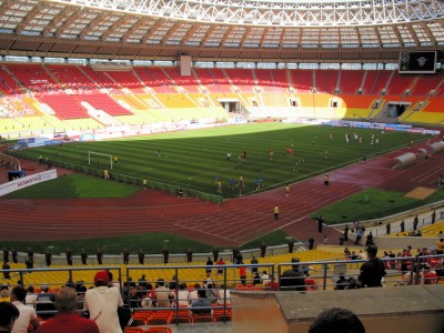 Und nachdem auch die 5. Kontrolle (die Schärfste mit flughafenähnlicher Durchleuchtung) überwunden war, gab es den ersten Blick ins gut 82.000 Zuschauer fassende Stadionrund.
