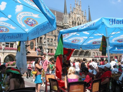 Weiß-Blauer Himmel über Bayern.
