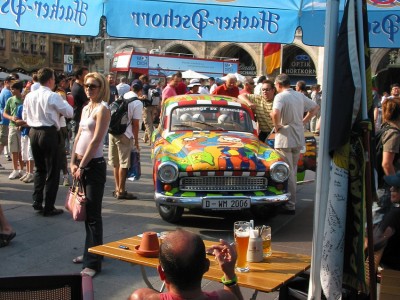 Ein vielbeachteter Wartburg hatte sich unter die Menge gemischt.
