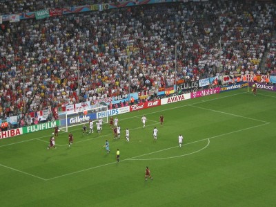 Vorletzte Ecke im Spiel, Ricardo mit im Strafraum der Franzosen.
